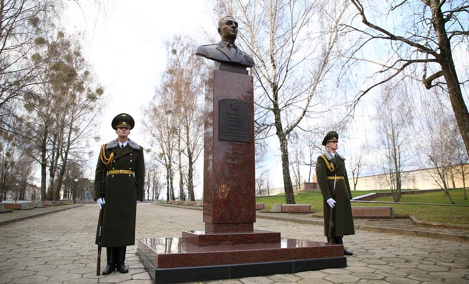 Памятник Антонову Алексею Иннокентьевичу