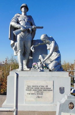 Памятник на братской могиле советских военнопленных