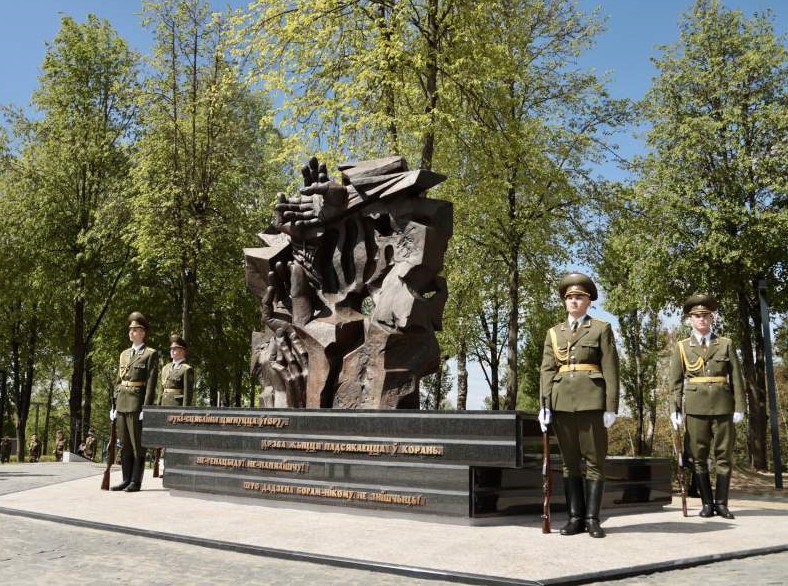 Мемориальный знак «Древо жизни», посвящен жертвам геноцида белорусского народа в годы Великой Отечественной войны  