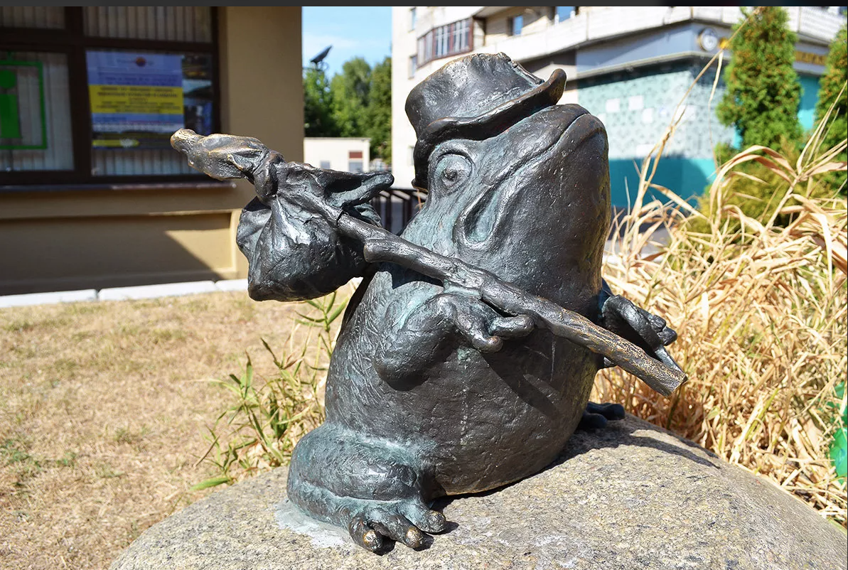 Монументально-декоративная скульптура «Лягушка-путешественница»