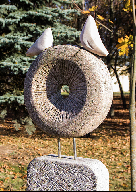 Монументально-декоративная скульптура «Камень поцелуев»