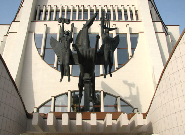 Монументально-декоративная скульптура «Пегас и музы»