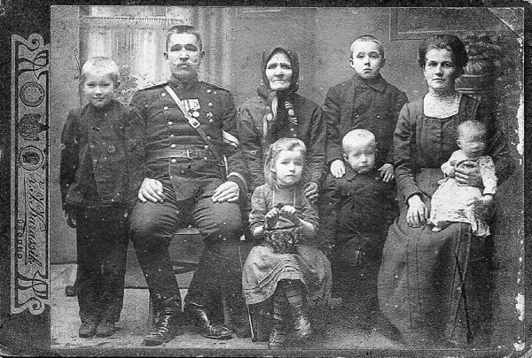 Карасік З.Я. Фота сям'і прадзядулі Юрыя Кірылава, зробленае фотамайстрам. 1911-1913 гг.