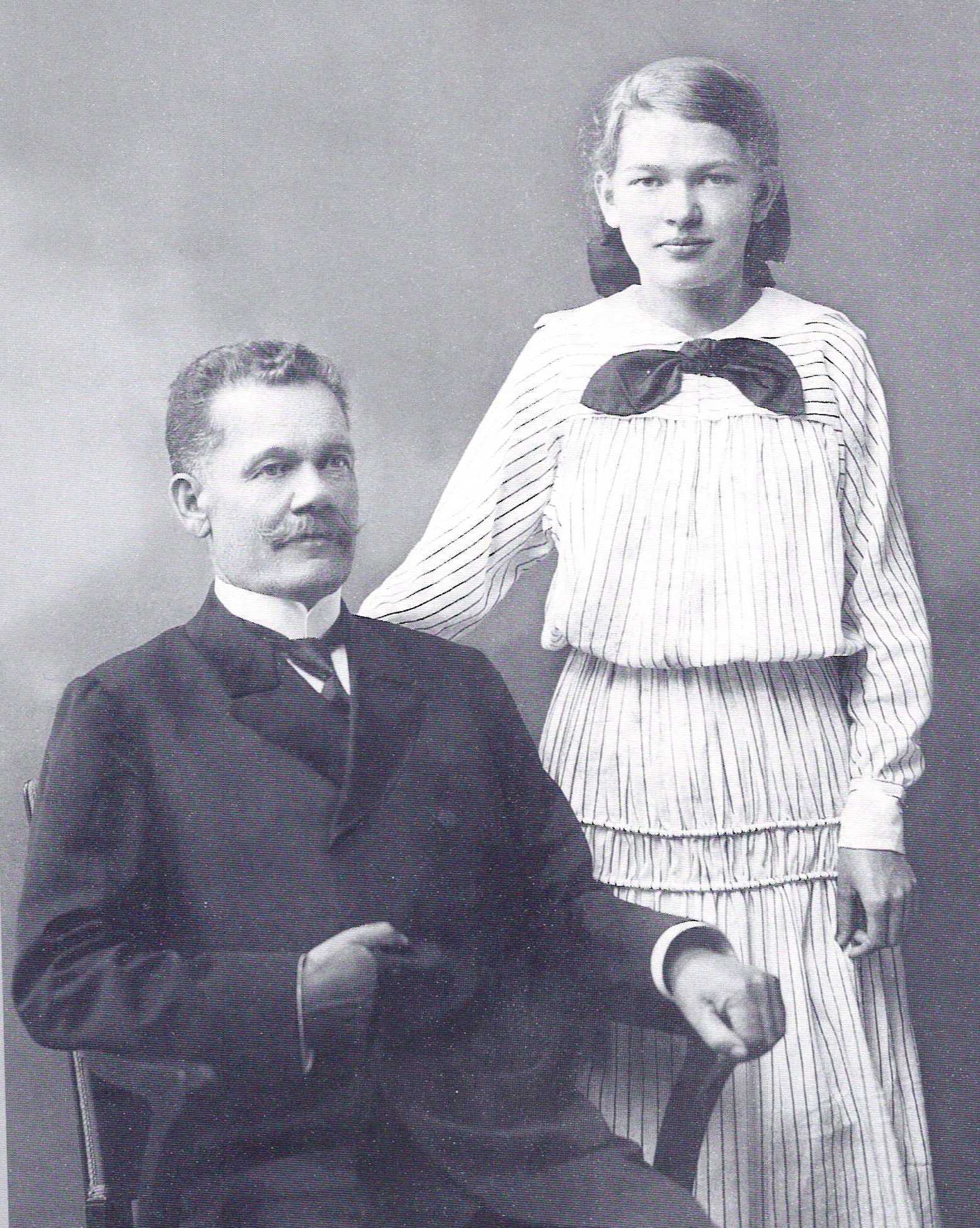 Рудаміна І.М. з дачкой Маргарытай. 1910-я гг.