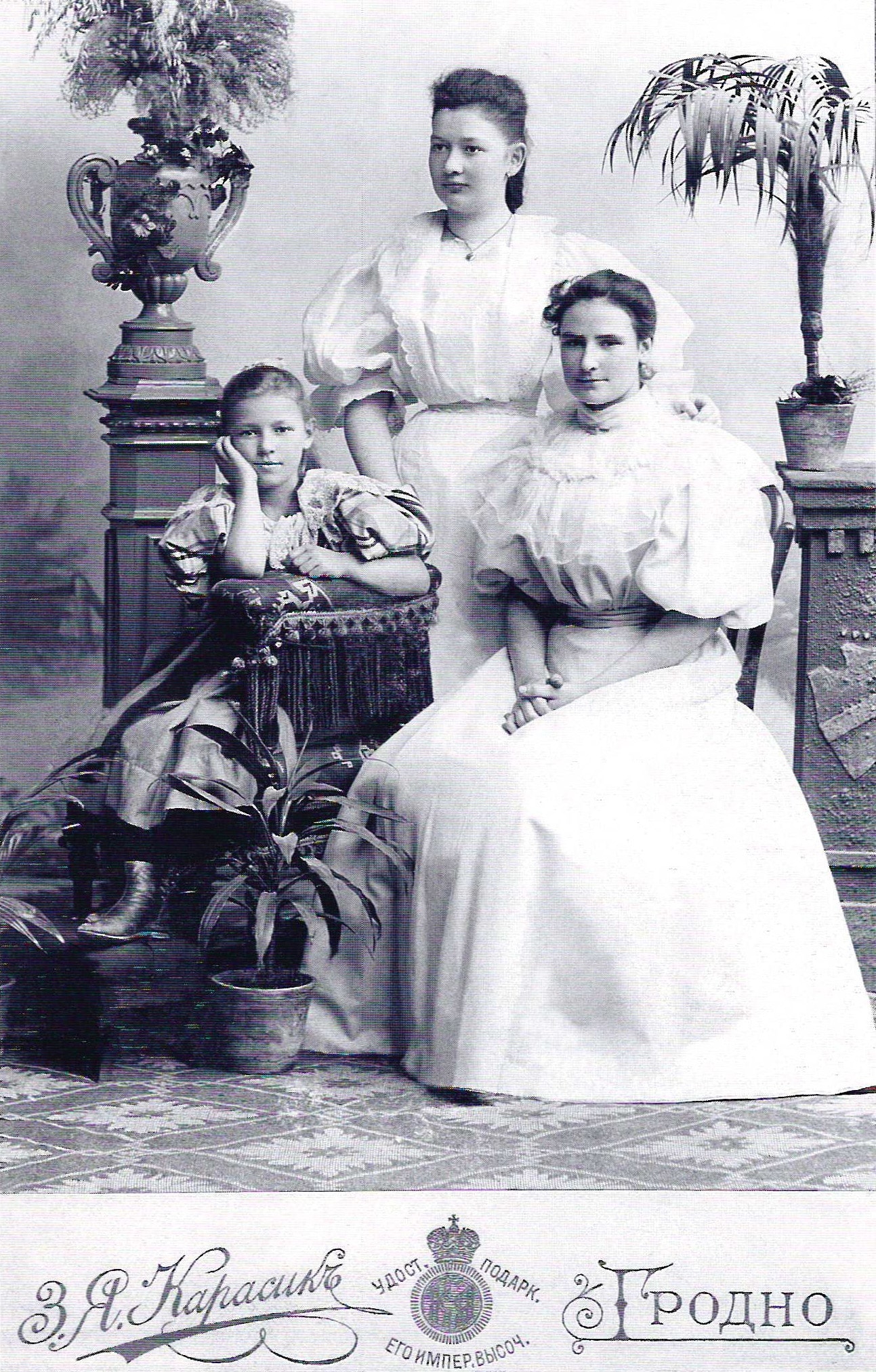Кнотэ Антаніна і Вольга (сядзяць) з сяброўкай. Гродна, 1900